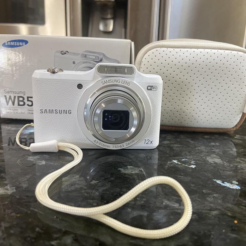 Samsung WB50F 16.2 MP Smart Camera Wifi White  with box , Like New  this camera pictures are  insane - Digital Camera - 12X Optical Zoom