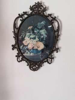 2 oval wall frames
