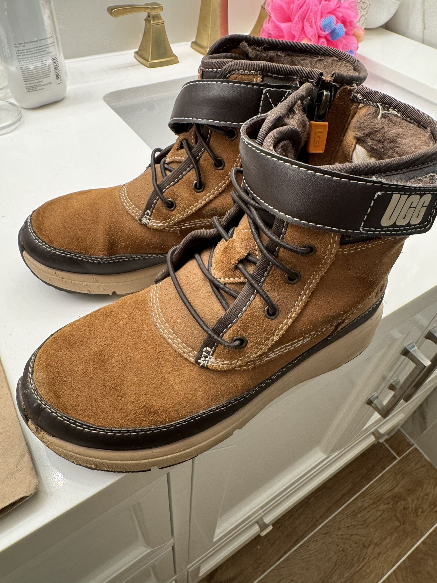 UGG boots Boy Size 1