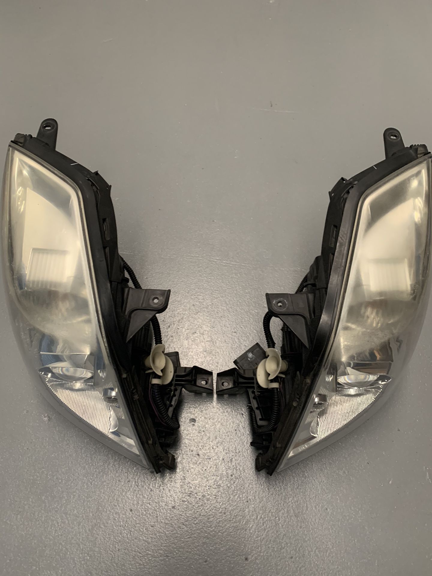Headlight Set For 2006-2011 Cadillac DTS Left and Right HID With Bulbs
