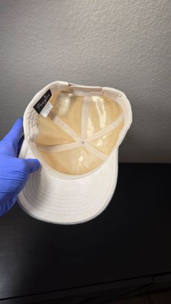 Gorra de color crema con blanco
