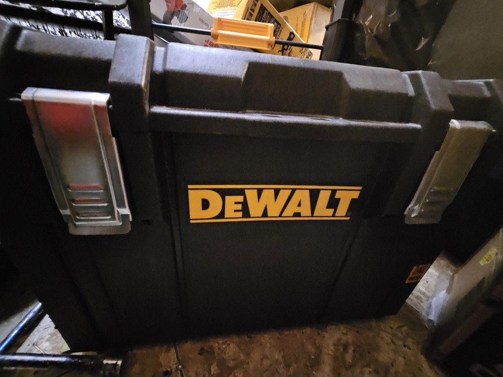 new dewalt rolling tool box