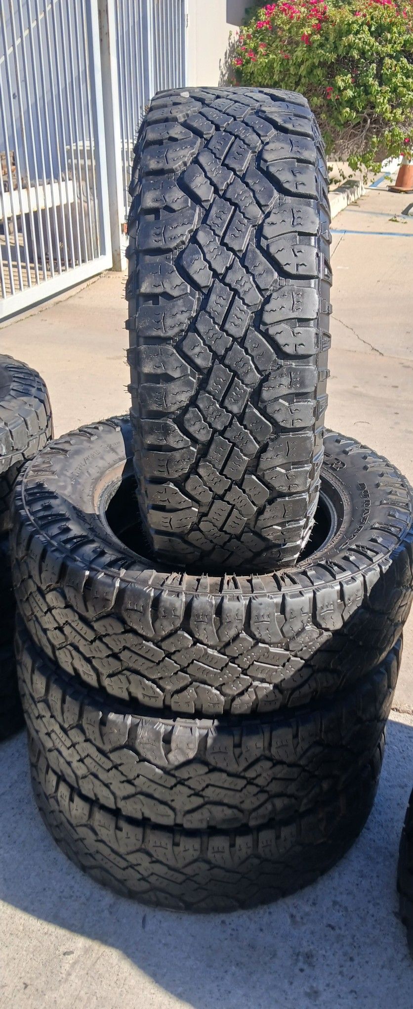 Goodyear wrangler duratrac LT275/70R18