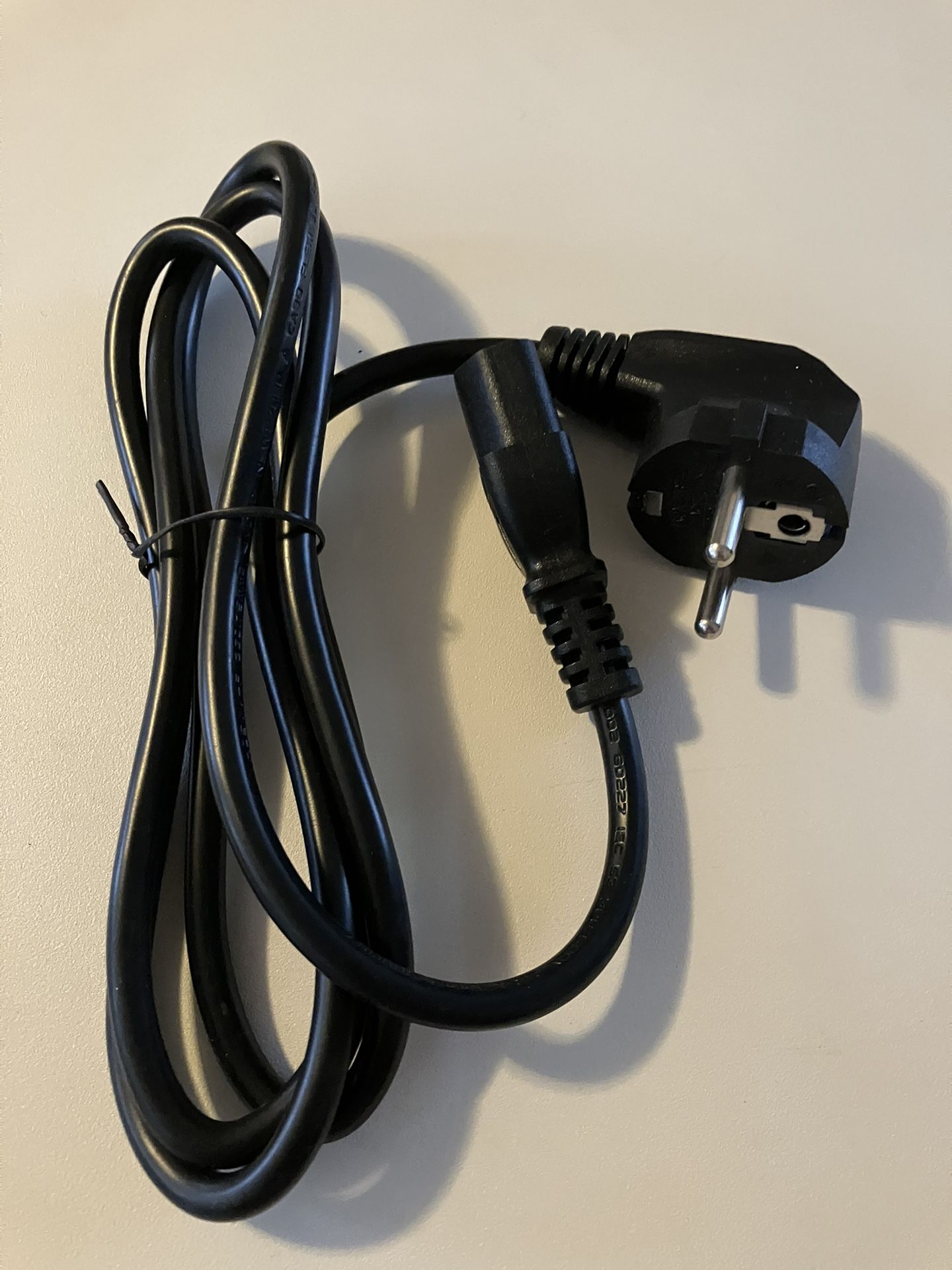 Monoprice Power Cord - CEE 7/7 "SCHUKO (Europe) to IEC 60320 C13, H05VV-F 3G, 5 Amp, 1250 watt, 18AWG, 5Feet, Black