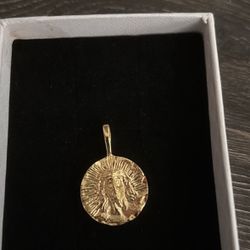 24inch Gold (FILLED) Figaro Chain/w Jesus Pendant