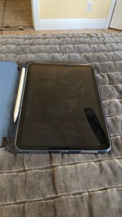 iPad a16, with case and a stylus/fake Apple Pencil