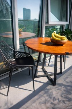 Round Table+2 Chairs