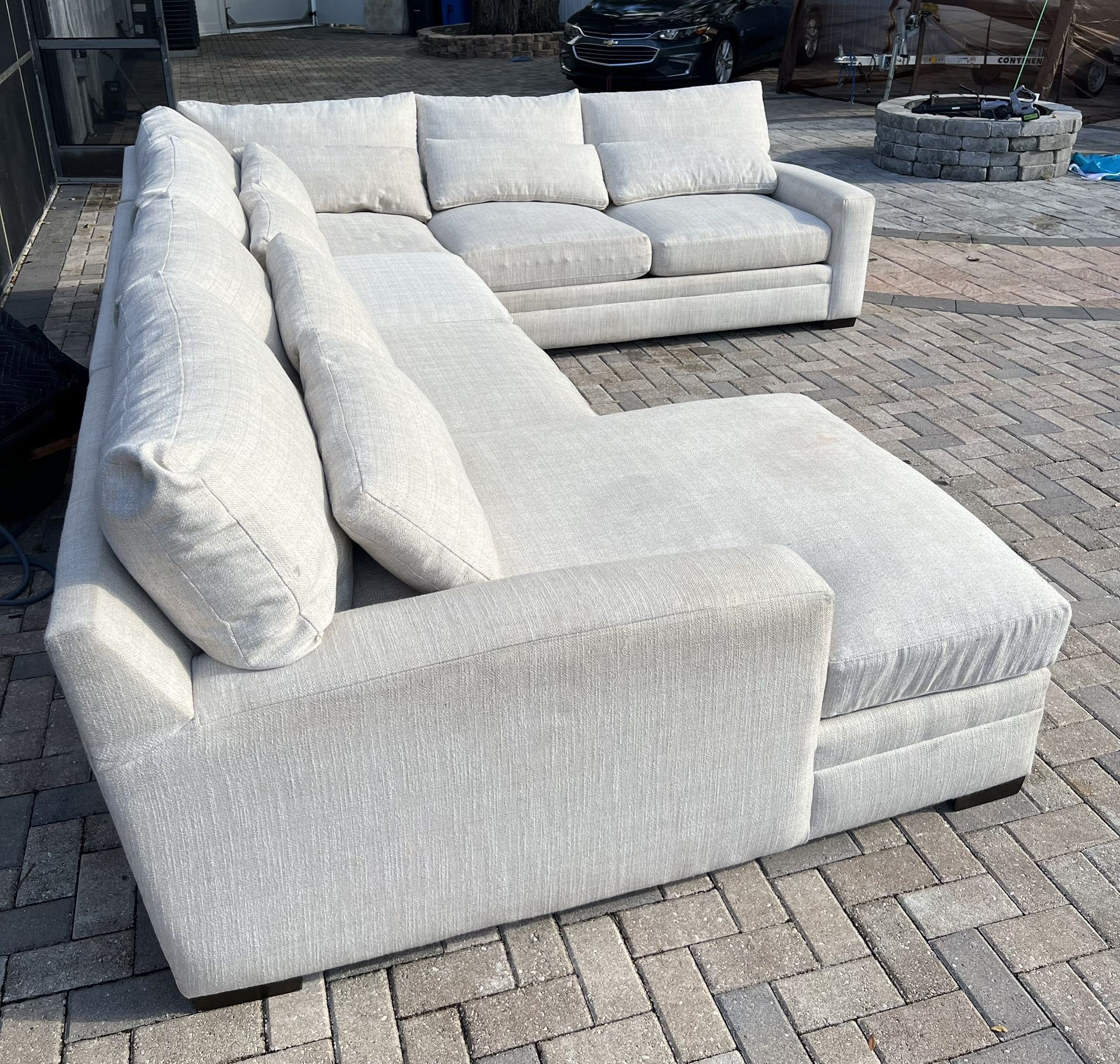 Seccional Winston de 4 piezas con chaise longue.Perfect condition. I can deliver for an additional cost. Dimensions: 151” wide x 120” deep x 40” high.