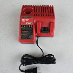🔥 $30 NO NEGOTIABLE 🔥 Milwaukee M12 and M18 12-Volt/18-Volt Multi-Voltage Dual Battery Charger