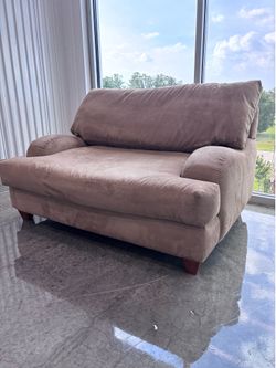 Weekend Sale 🚨🚨🚨Beautiful Brown Suede Sleeper Loveseat in Great Condition Delivery Available 🚚