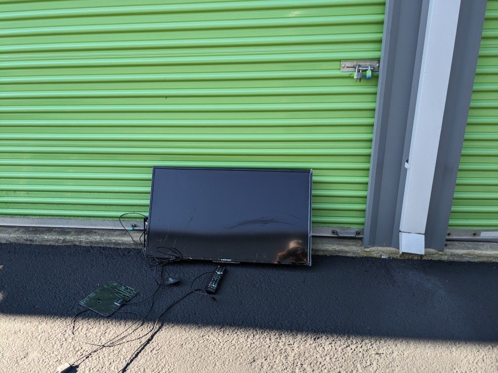 Element 40 Inch TV With Wall Mount and Roku