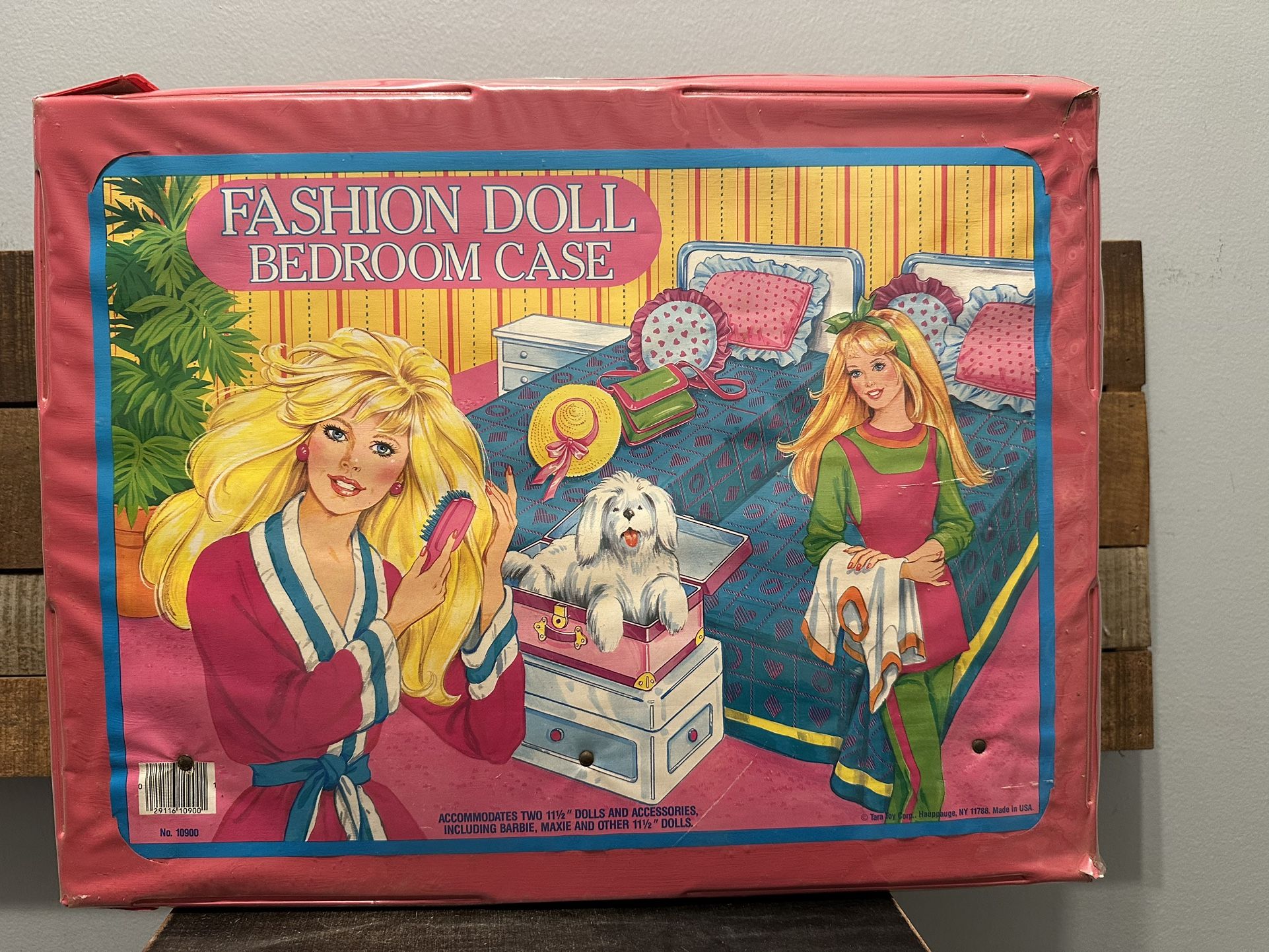 Vintage 1985 Tara Toy Fashion Doll Bedroom Barbie Doll Case Play Set 