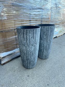 Set of 2 gray plastic planters, 20in height