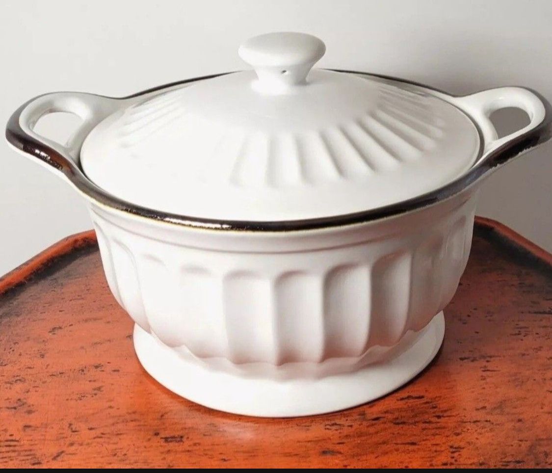 Appetit white stoneware casserole (11" across 5" deep) brand new no box