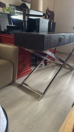 Consola de piel de cocodrilo real y mesa auxiliar