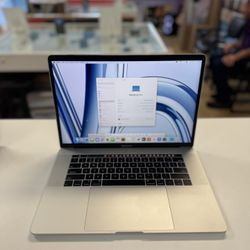 MacBook Pro 15inch Touchbar i7-16-512 battery cycle 14