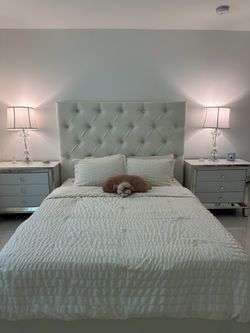 Beautiful Queen Bedroom Set / City Furniture
