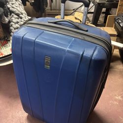 LOW PRICE MOVING- DESLEY $600 RETAIL LARGE HARD COVER SPINNER LUGGAGE 