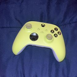 Xbox controller (batteries not included)
