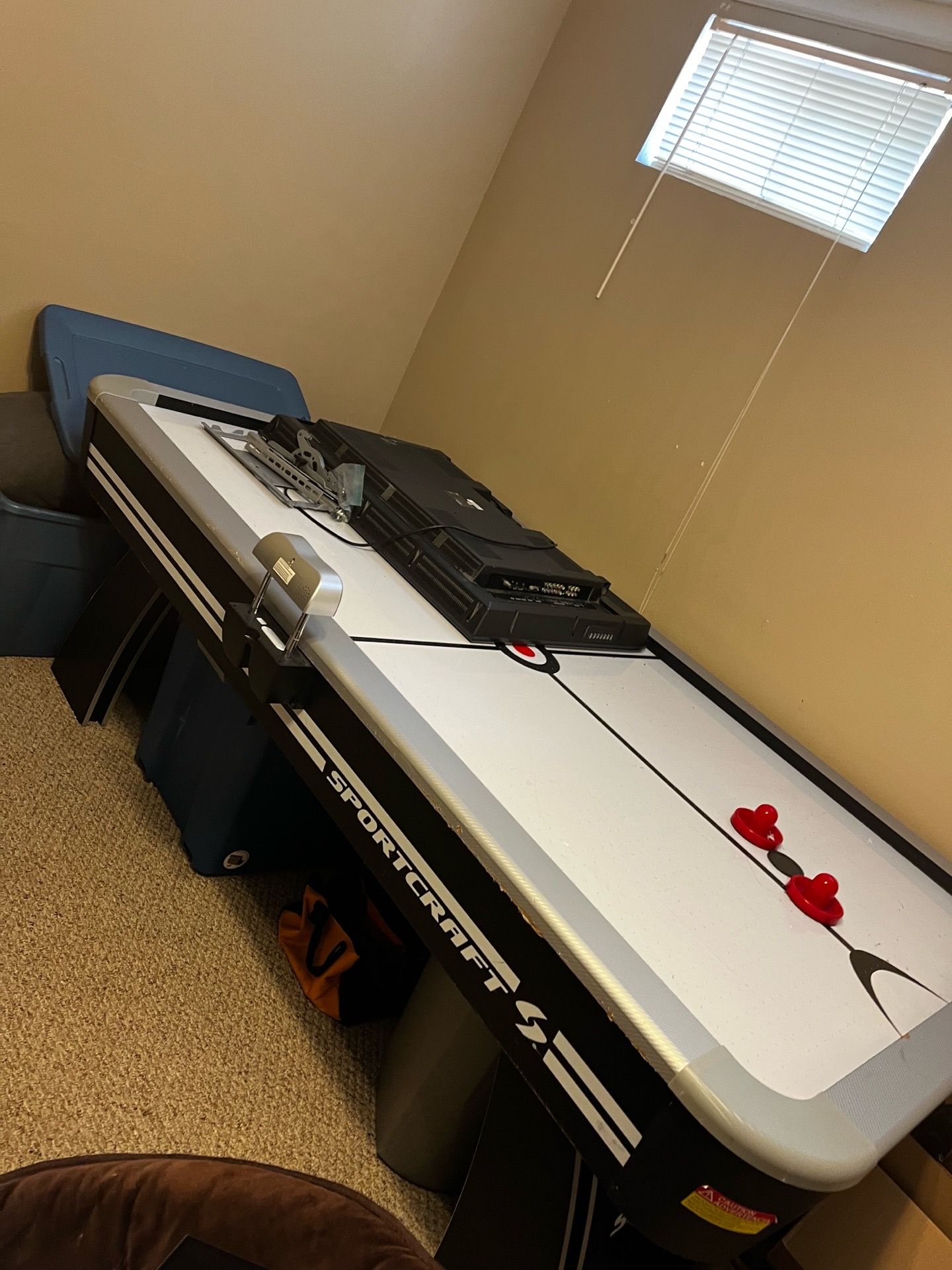 Air hockey table