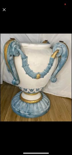 decorative urn / pedestal.