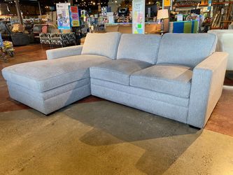Light Gray Upholsted Sectional Sofa with Right Chaise