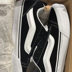 Knu school vans balck and white