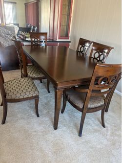 8 chair Beautiful Dinette with center leaf