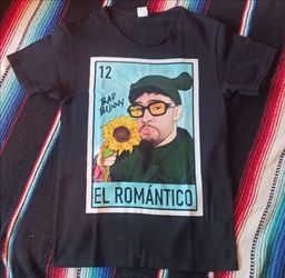 Bad Bunny El Romantico camisa, t-shirt.  Talla (S).