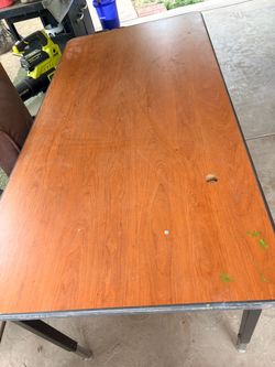 Nice Table or dest n some chairs