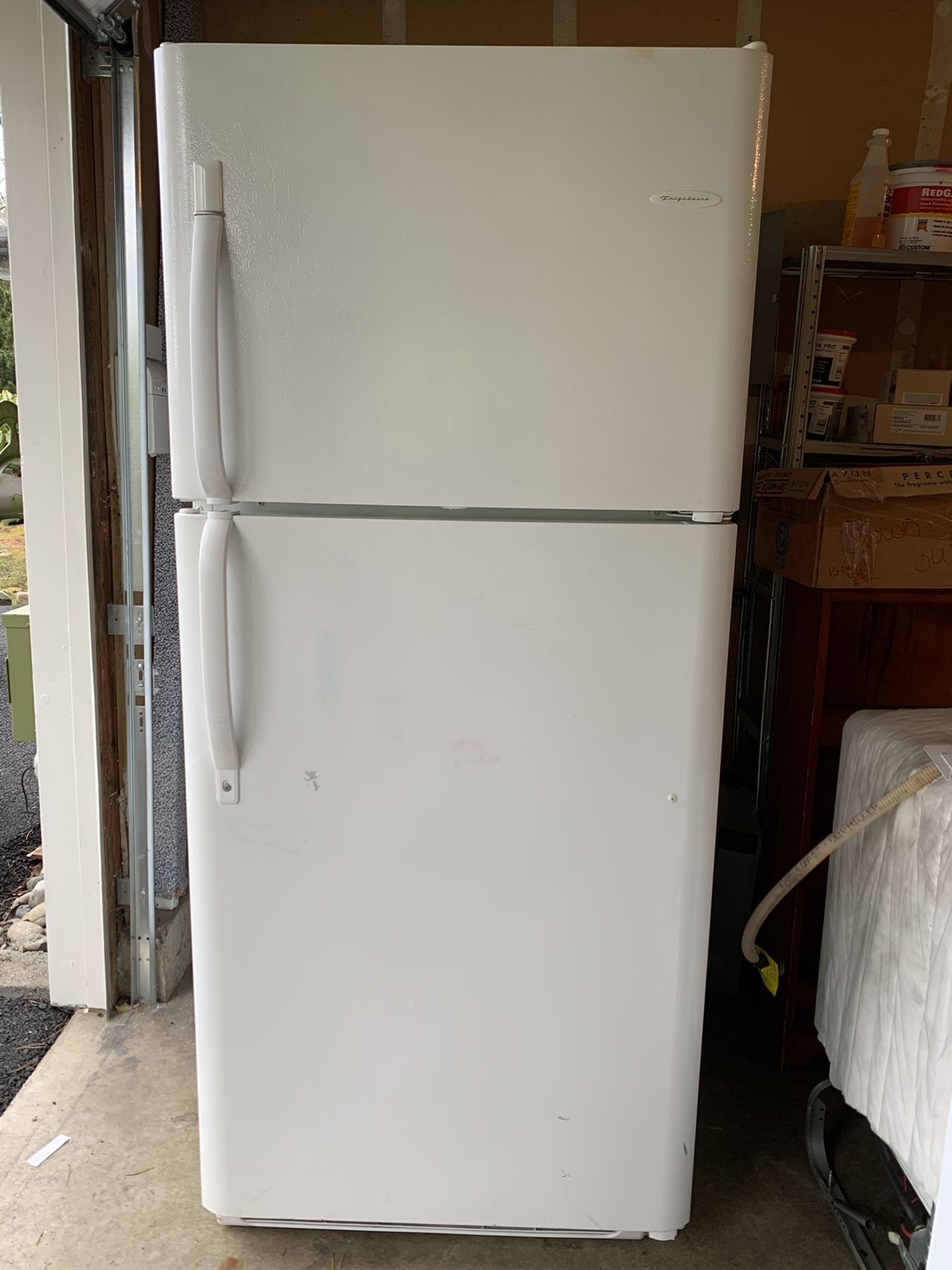 Frigidaire Electrolux Refrigerator Freezer ; Model FRT21P5A; 20.6cu.ft.; 115V, 60Hz; {link removed}.25in.; 220 lbs.