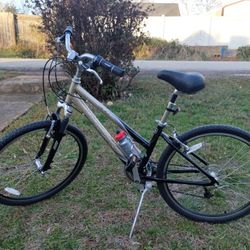 Like New Utility/Hybrid >
14.5" TREK Navigator 300 Aluminum Comfort Commuter Bike ~5'2"-5'6" 26 Wheels 
