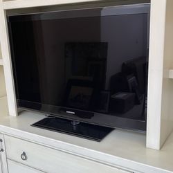 Samsung Flat Screen Tv 45”. Includes Stand And Roku.