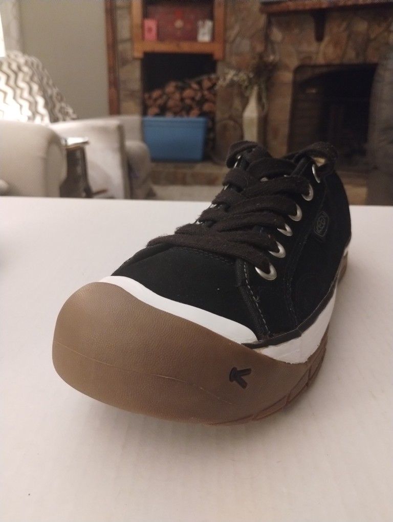 (Size -11) Used in great condition, Men's KEEN Black Canvas Rubber Bump Toe Sneakers