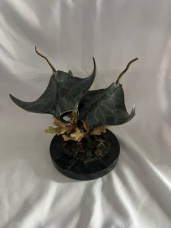 Manta ray sting ray sculpture