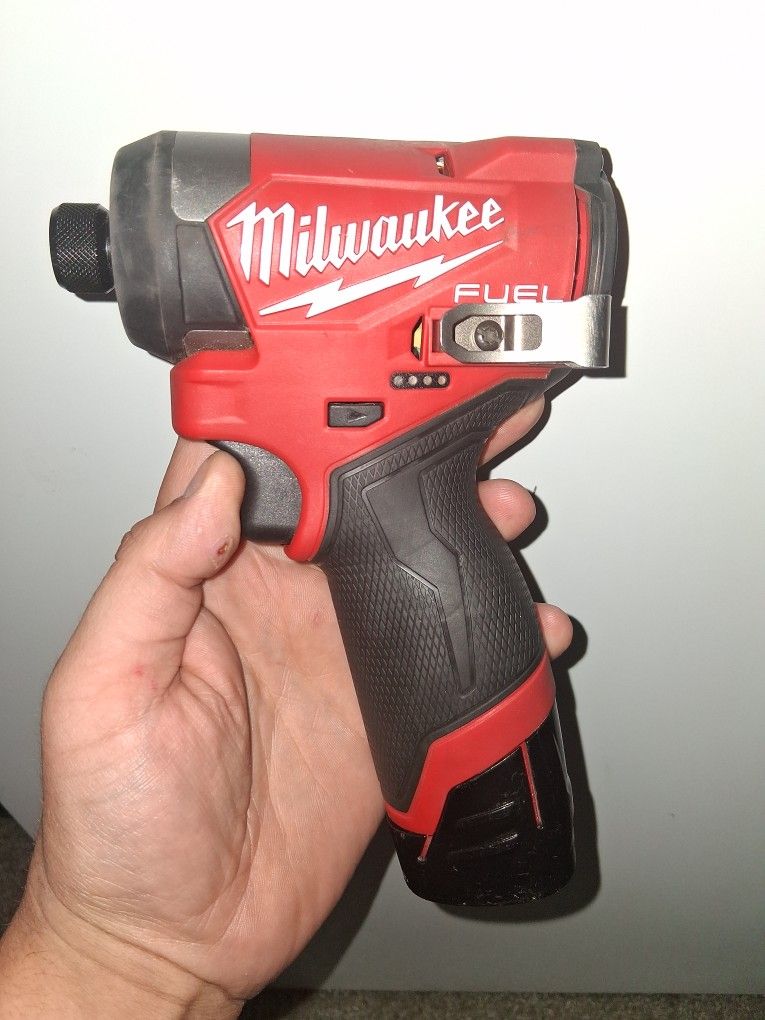 Miwaukee 1/4" Impact Driver With Batterie*Great Deal New Never Used *
