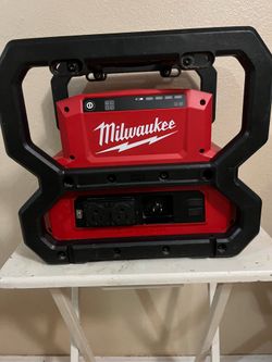 Milwaukee M18 Carry On Power Supply
