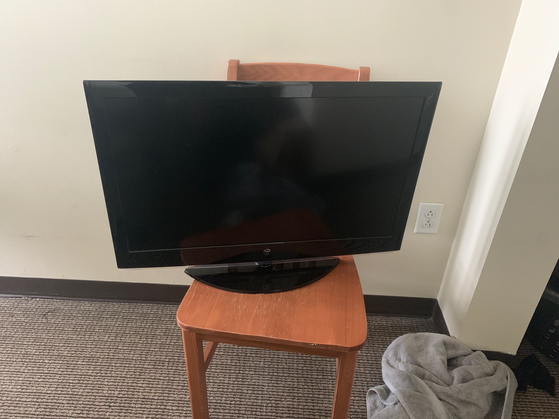 32 inch tv for sale(no remote)