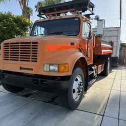 Dump truck 