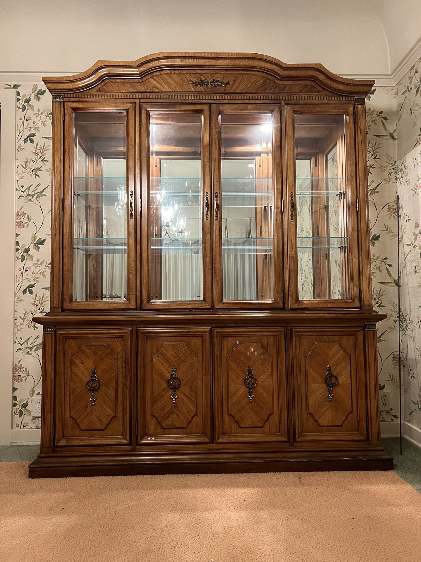 Hutch, China cabinet, lighted.