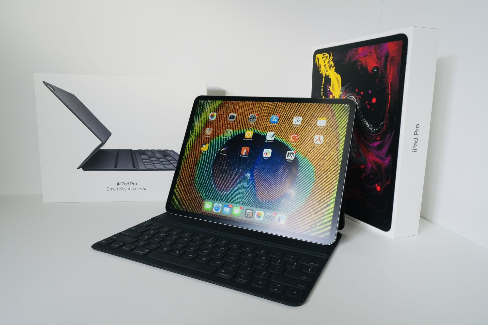 12.9” iPad Pro (3rd Generation) 256 GB Space Gray, Wifi + Cellular, incl Smart Keyboard Folio
