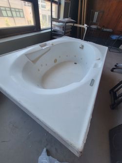 Free Oceania Jetted Whirlpool Bathtub / Drop-In Spa Tub (70.5" x 41.5)