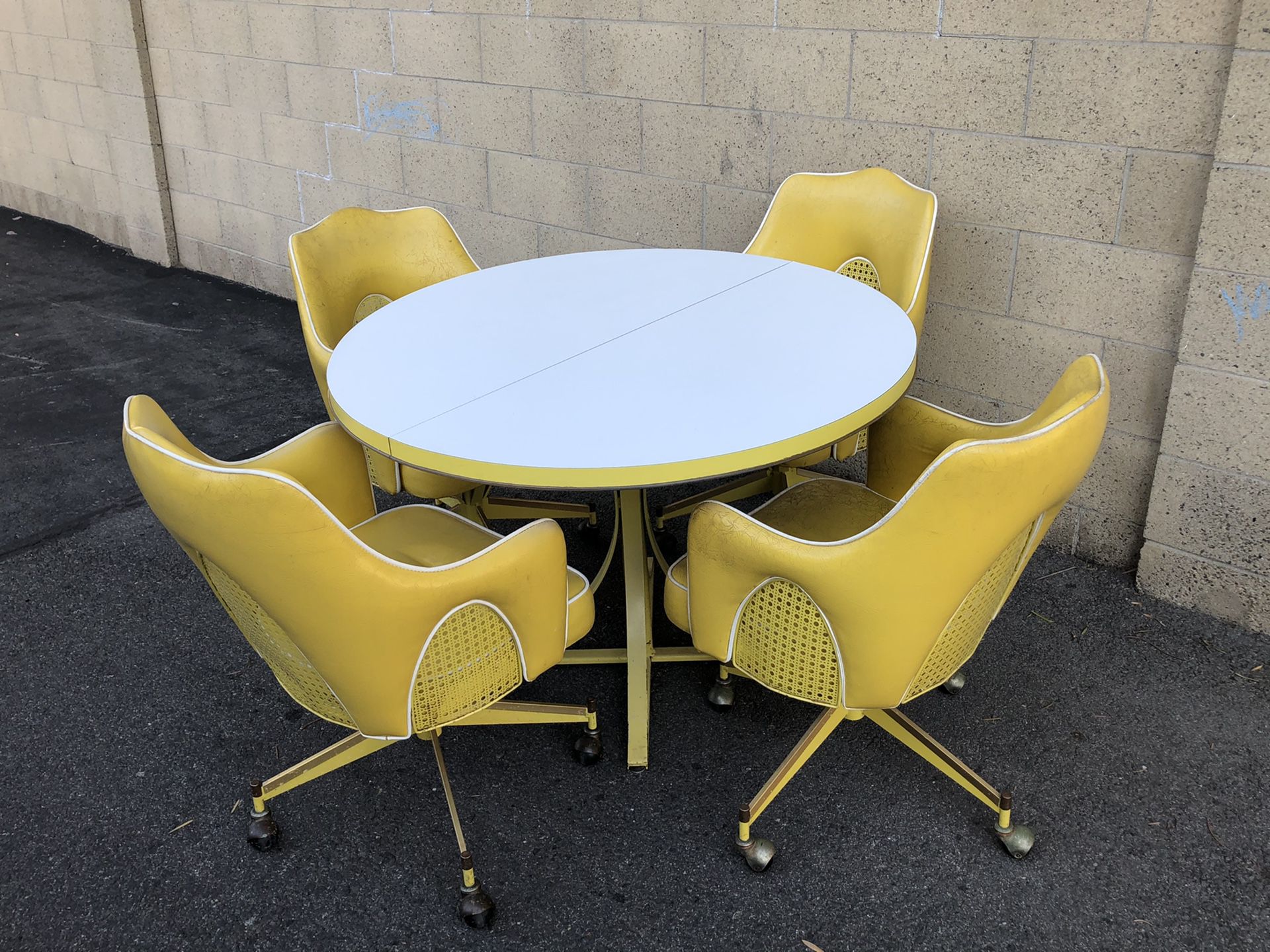 Vintage yellow Watertown dinette/game table 4 chairs