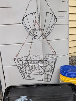 Pending pick up Metal hanging baskets.