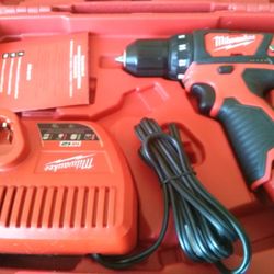 MILWAUKEE M12 CORDLESS VARIABLE SPEED DRILL DRIVER KIT BATTERY AND CHARGER NEW 