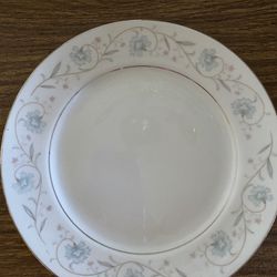 102 Pieces - Bone China Made In Japan 