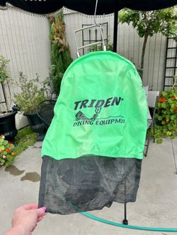 Trident Large One Hand Release Spring Lock Game Bag, designed for containing live catches. 26x20