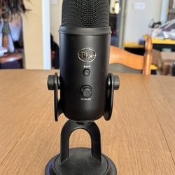 Blue Yeti Professional Multi-Pattern USB Condenser Microphone Kit. - Black W/Pop Filter And Case.