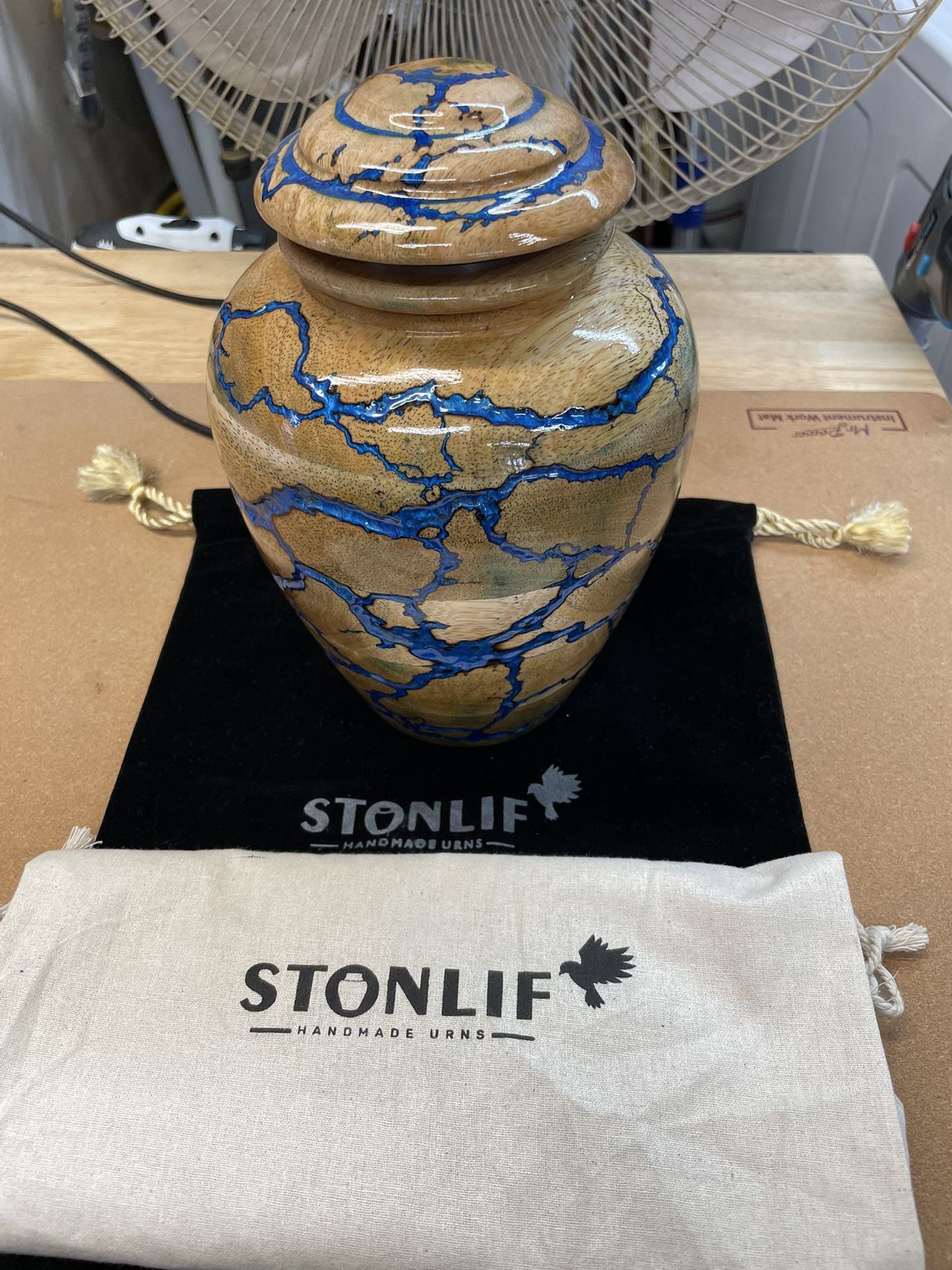 Stonlif urn.