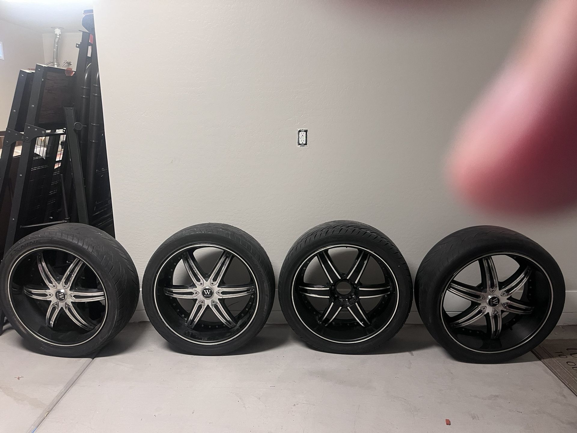22 Inch Wheels (Wucci) 1 Center Piece Missing